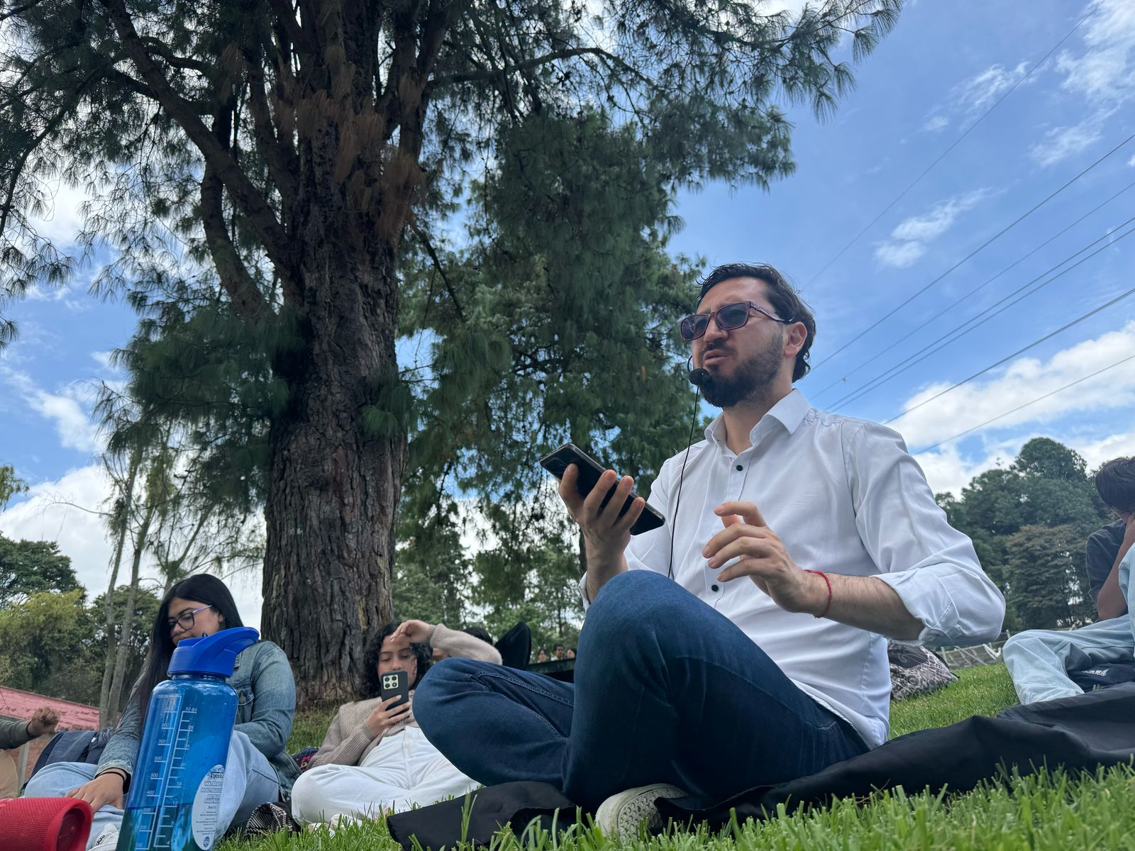 Óscar Donato con estudiantes (taller al aire libre)